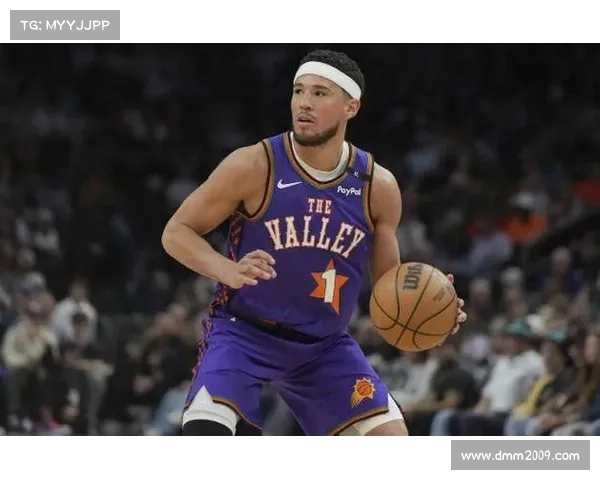 布克如何通过个人表现激励全队士气提升比赛整体战斗力